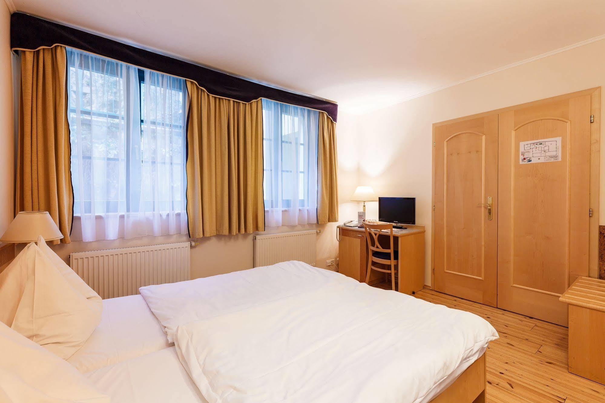 Hotel Maltezsky Kriz Карлови Вари Екстериор снимка