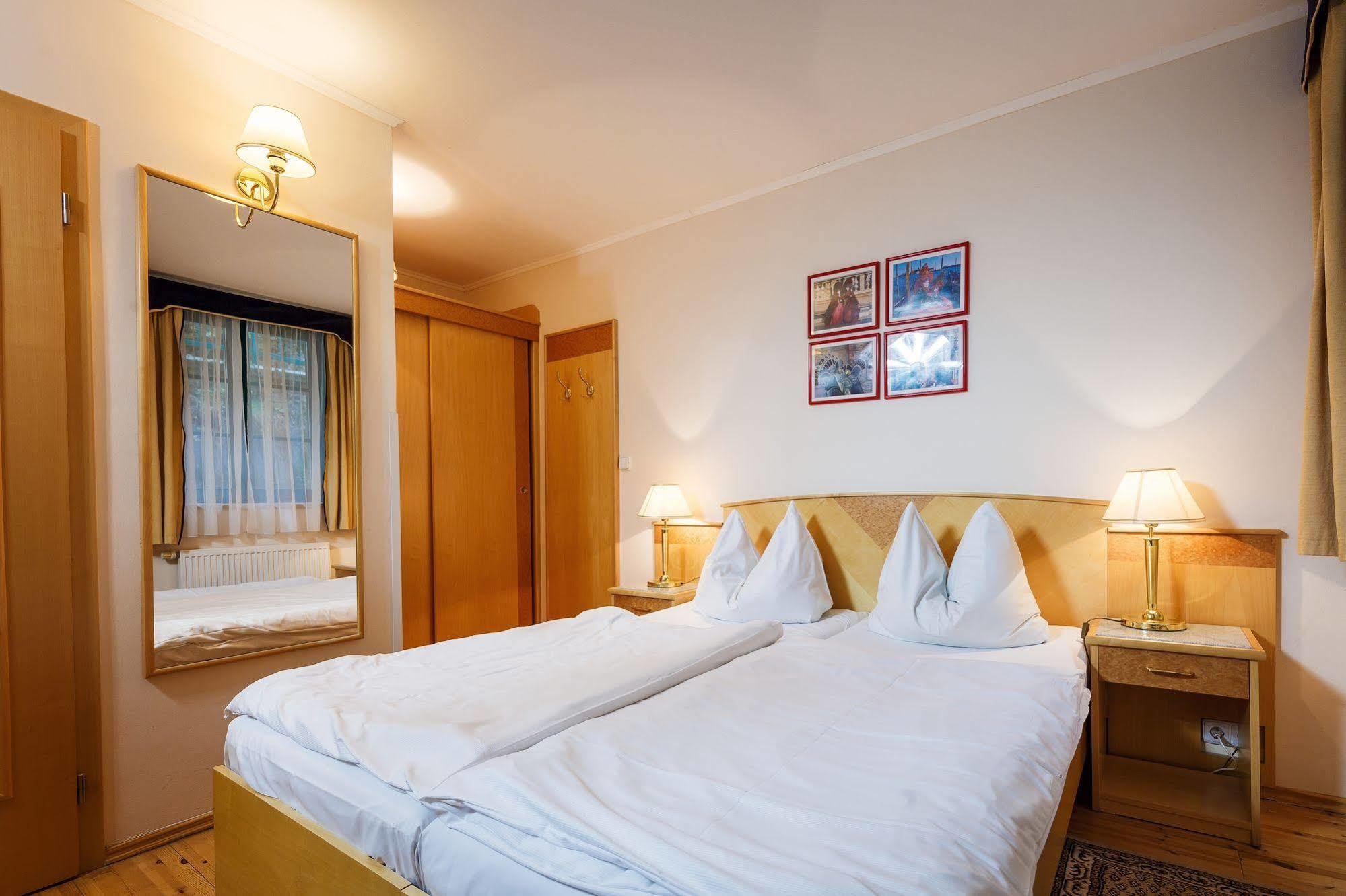 Hotel Maltezsky Kriz Карлови Вари Екстериор снимка